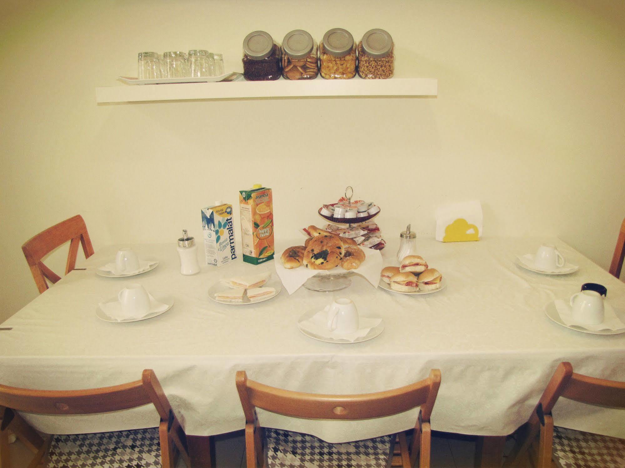 Bed and Breakfast Claudia House Roma Termini Екстер'єр фото