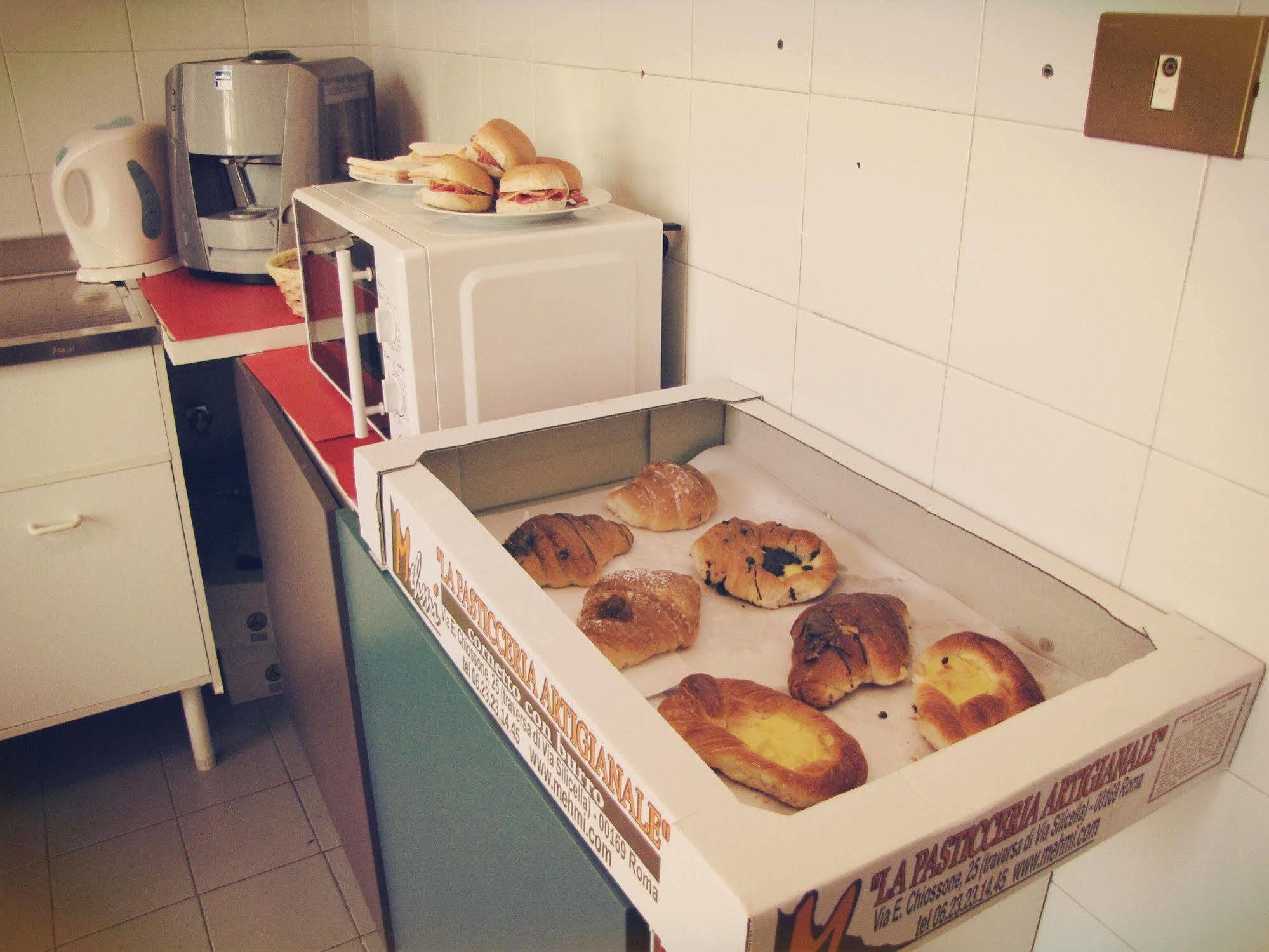 Bed and Breakfast Claudia House Roma Termini Екстер'єр фото